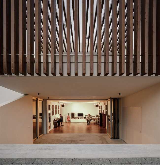 Villa contemporanea in pannelli prefabbricati in pietra e legno